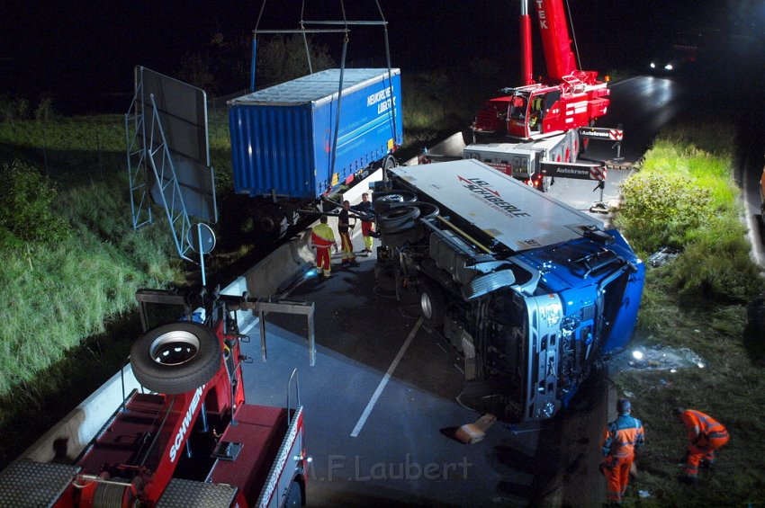 Einsatz BF Koeln PEINGEKLEMMT in Leverkusen P200.JPG